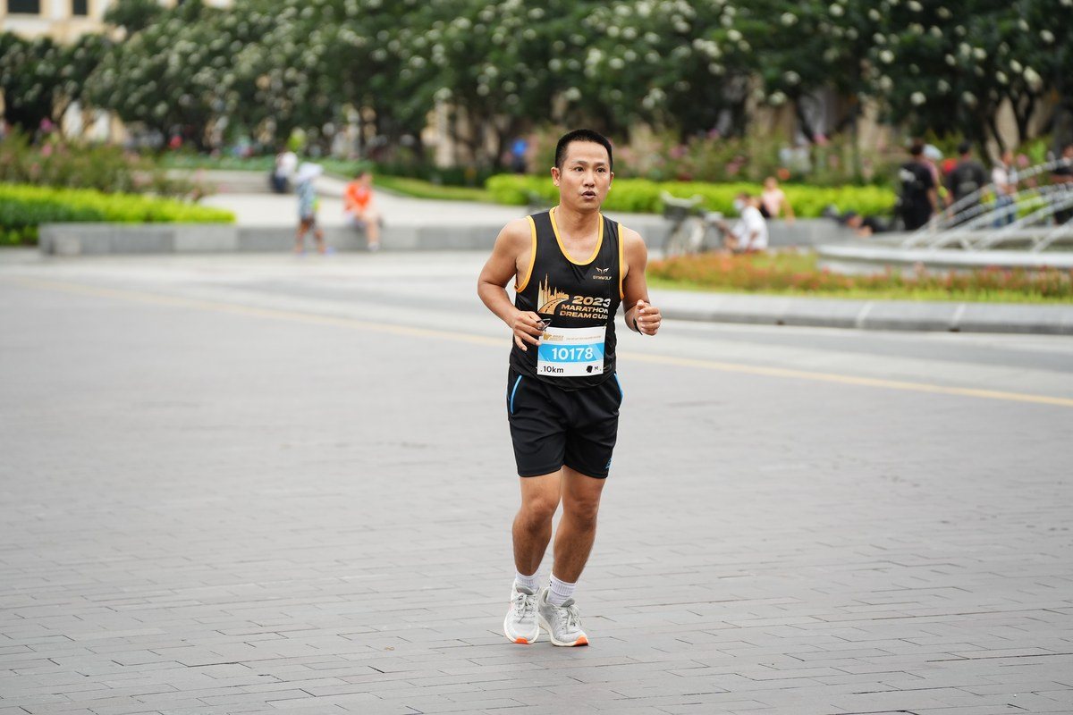 Lê Hoàng Giang chạy marathon