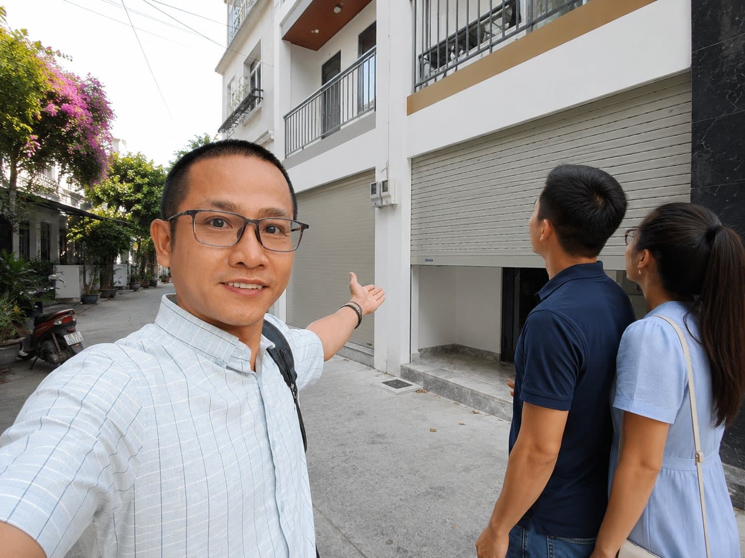 Lê Hoàng Giang dẫn khách khảo sát nhà phố