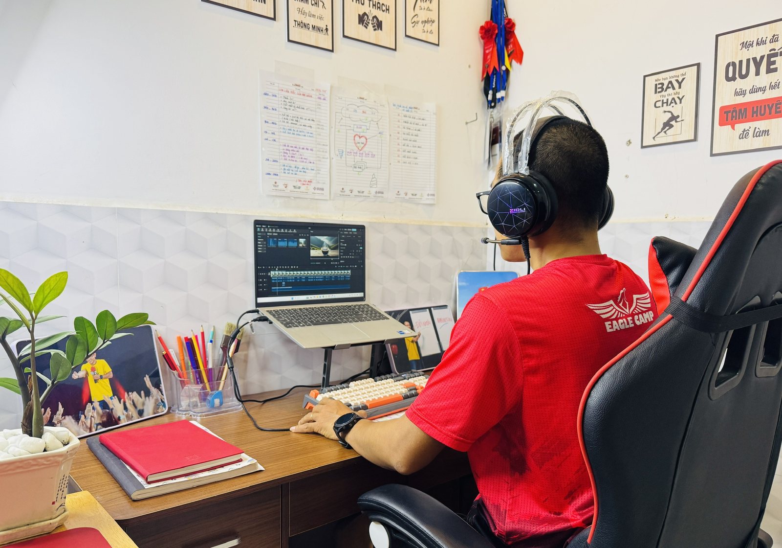Lê Hoàng Giang làm việc, dựng video bất động sản
