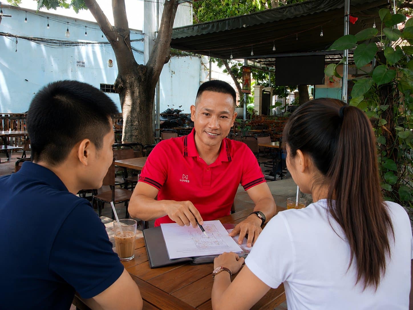 Lê Hoàng Giang trao đổi hồ sơ nhà với khách